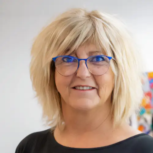 Retrato de la artista Nora Rechiedei